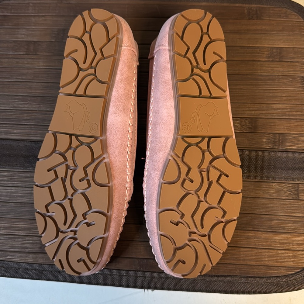 Rose slip ons!! NWOB Never worn. Size 8
Trendy house slippers - Picture 8 of 9